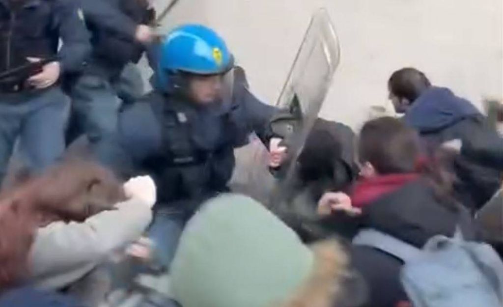 Studenti manganellati a Pisa, Galletti (M5S):”Governo spieghi le ragioni di questo preoccupante clima di repressione"