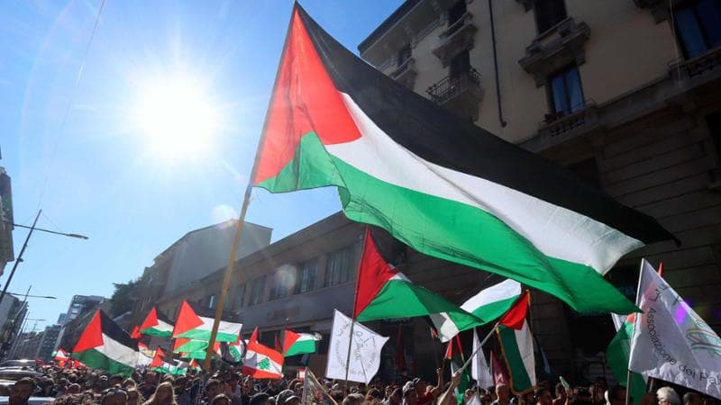 Svastiche su striscione per la Palestina al liceo di Sesto Fiorentino, M5S: «Un gesto vile e inaccettabile. La scuola resta presidio di libertà e di pace»