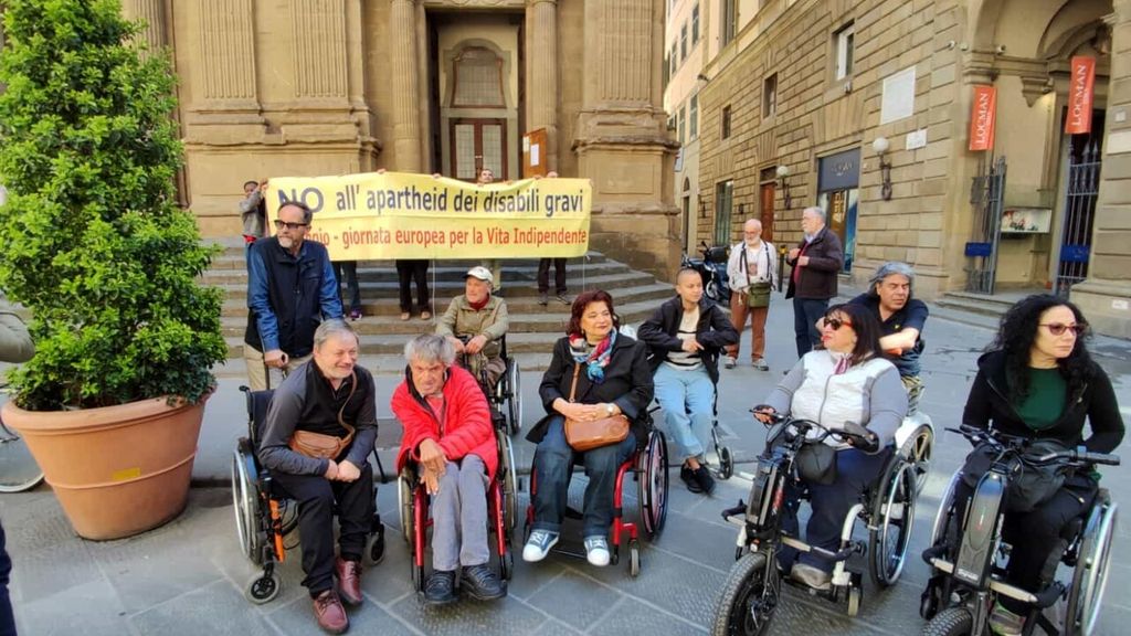 Solidarietà del M5S ai disabili di Vita Indipendente in protesta davanti a Palazzo Strozzi